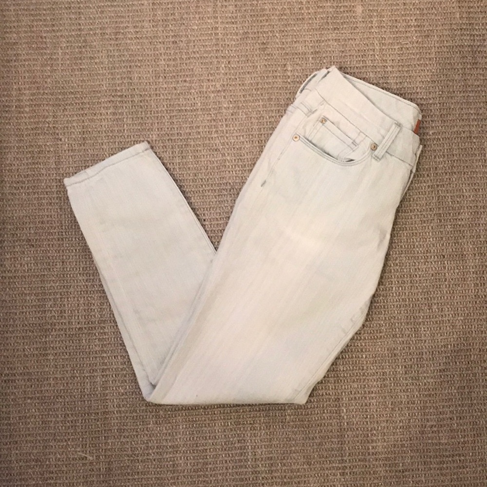 Seven7 light wash cropped jeans women’s size 27